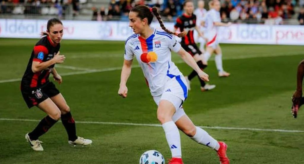 Sara Däbritz durante un partido con el Olympique de Lyon.