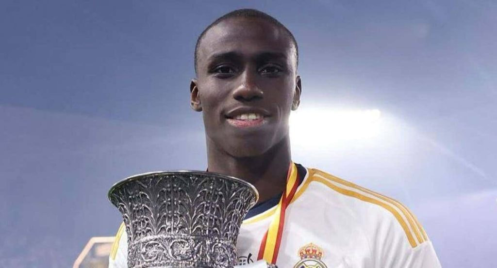 Ferland Mendy, con la Supercopa.