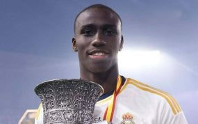 Ferland Mendy, con la Supercopa.