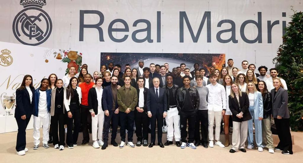 Los equipos masculino y femenino de fútbol y la plantilla de baloncesto acudieron a la comida de Navidad.
