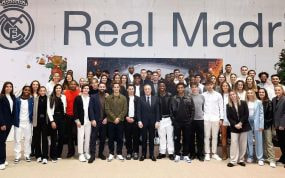 Los equipos masculino y femenino de fútbol y la plantilla de baloncesto acudieron a la comida de Navidad.