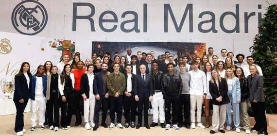 Los equipos masculino y femenino de fútbol y la plantilla de baloncesto acudieron a la comida de Navidad.