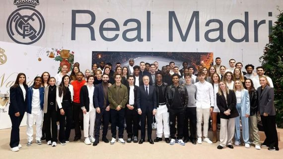 Los equipos masculino y femenino de fútbol y la plantilla de baloncesto acudieron a la comida de Navidad.