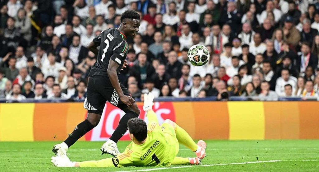 Saka, batiendo a Courtois.