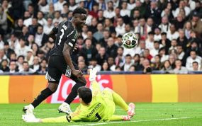 Saka, batiendo a Courtois.