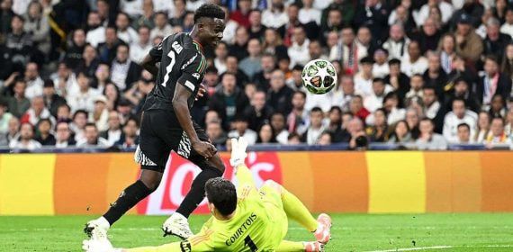 Saka, batiendo a Courtois.