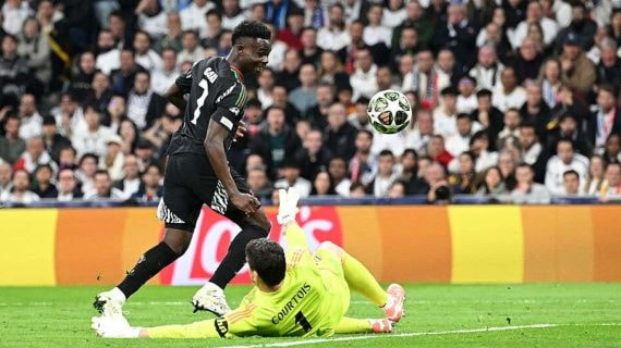 Saka, batiendo a Courtois.