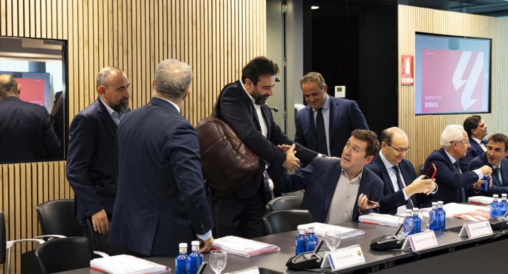 José Ángel Sánchez en una Asamblea de LaLiga, saludando al resto de presidentes.