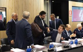 José Ángel Sánchez en una Asamblea de LaLiga, saludando al resto de presidentes.