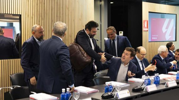 José Ángel Sánchez en una Asamblea de LaLiga, saludando al resto de presidentes.