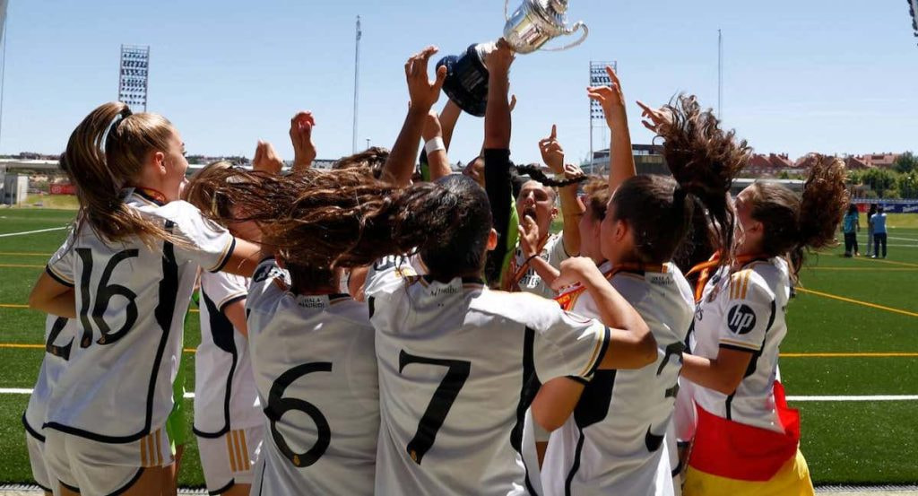 Jugadoras del Real Madrid juvenil celebran el primer triunfo ante el Barça en la final del Torneo Juvenil.