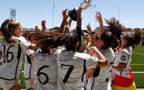 Jugadoras del Real Madrid juvenil celebran el primer triunfo ante el Barça en la final del Torneo Juvenil.