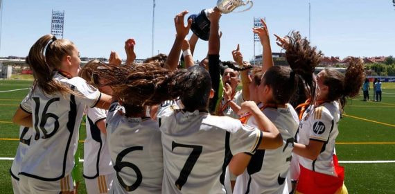 Jugadoras del Real Madrid juvenil celebran el primer triunfo ante el Barça en la final del Torneo Juvenil.