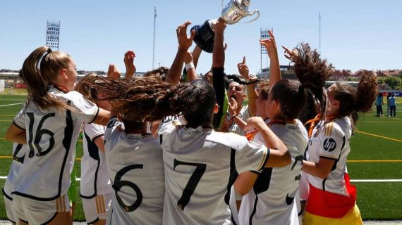 Jugadoras del Real Madrid juvenil celebran el primer triunfo ante el Barça en la final del Torneo Juvenil.