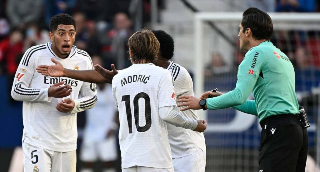 Munuera Montero, junto a varios jugadores del Real Madrid.
