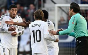Munuera Montero, junto a varios jugadores del Real Madrid.