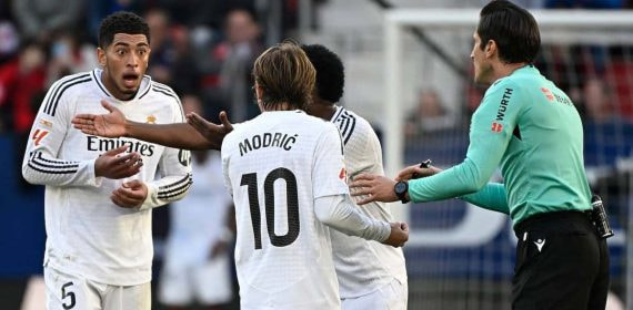 Munuera Montero, junto a varios jugadores del Real Madrid.