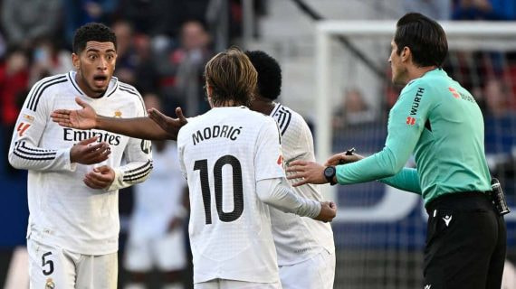 Munuera Montero, junto a varios jugadores del Real Madrid.