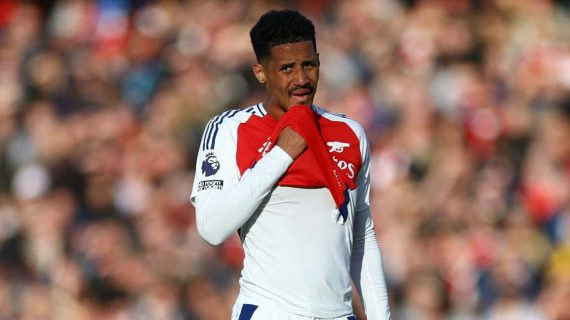 William Saliba, durante un partido de Premier League con el Arsenal.