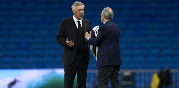 Ancelotti conversa con Florentino en una imagen de archivo.