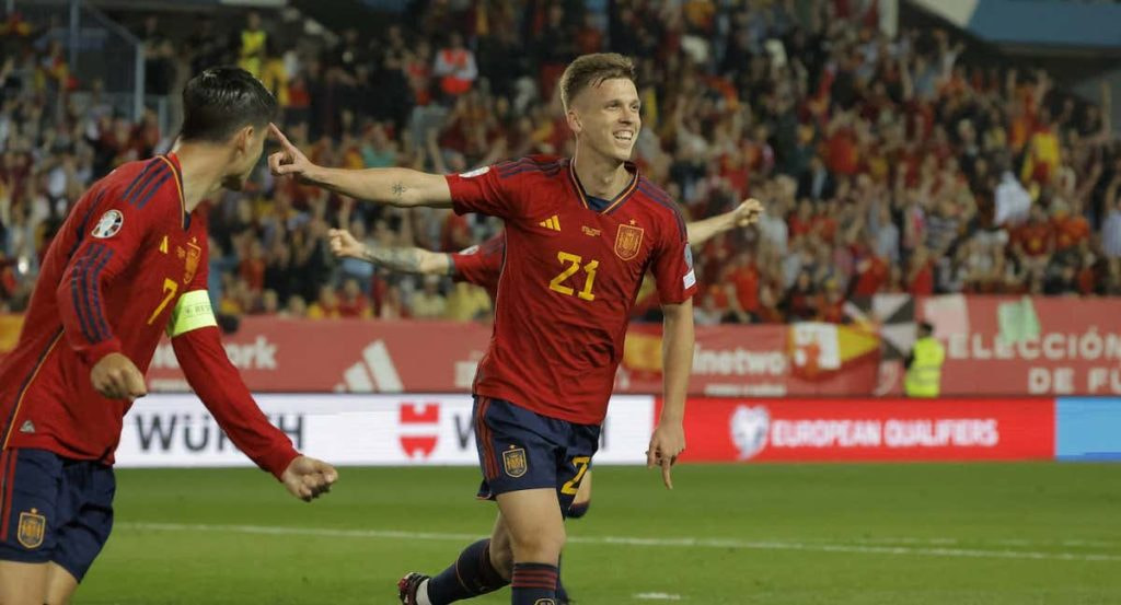 Dani Olmo celebra su gol contra Noruega.