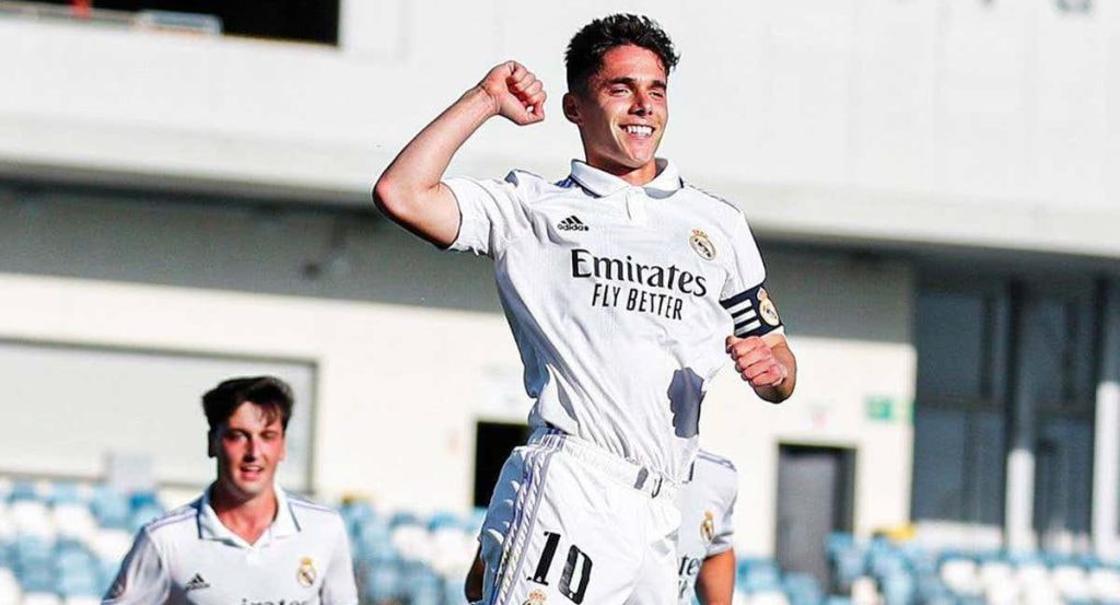 Arribas celebra un gol con el Castilla con Dotor en segundo plano.