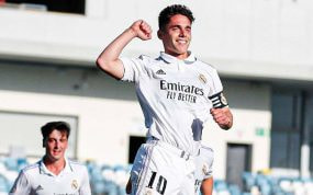 Arribas celebra un gol con el Castilla con Dotor en segundo plano.