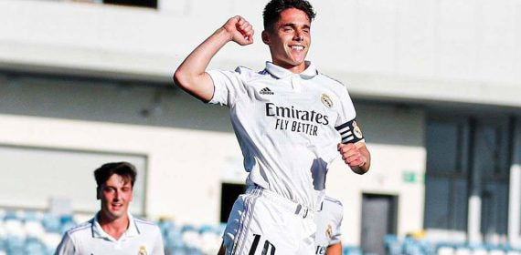 Arribas celebra un gol con el Castilla con Dotor en segundo plano.