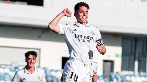 Arribas celebra un gol con el Castilla con Dotor en segundo plano.