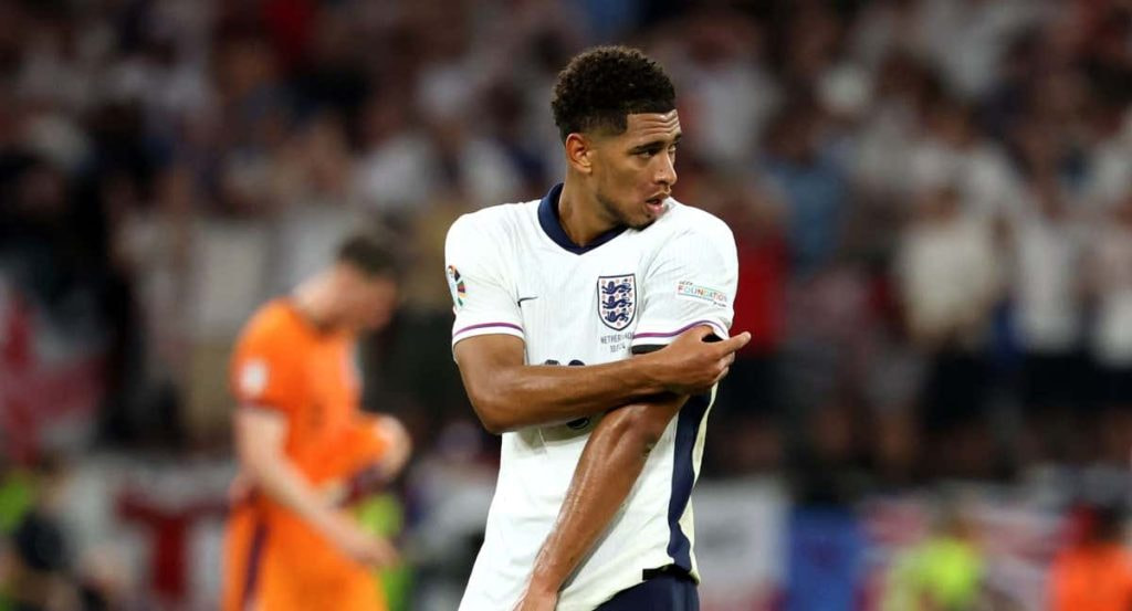 Bellingham se toca el hombro durante el Países Bajos-Inglaterra.