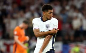 Bellingham se toca el hombro durante el Países Bajos-Inglaterra.