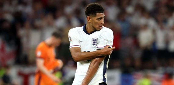Bellingham se toca el hombro durante el Países Bajos-Inglaterra.