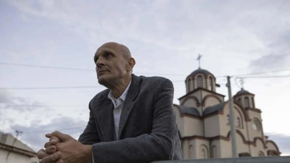 Spasic posa para Relevo en Kragujevac.