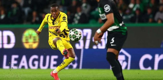 Jamie Gittens, durante el Sporting-Borussia Dortmund de Champions League.