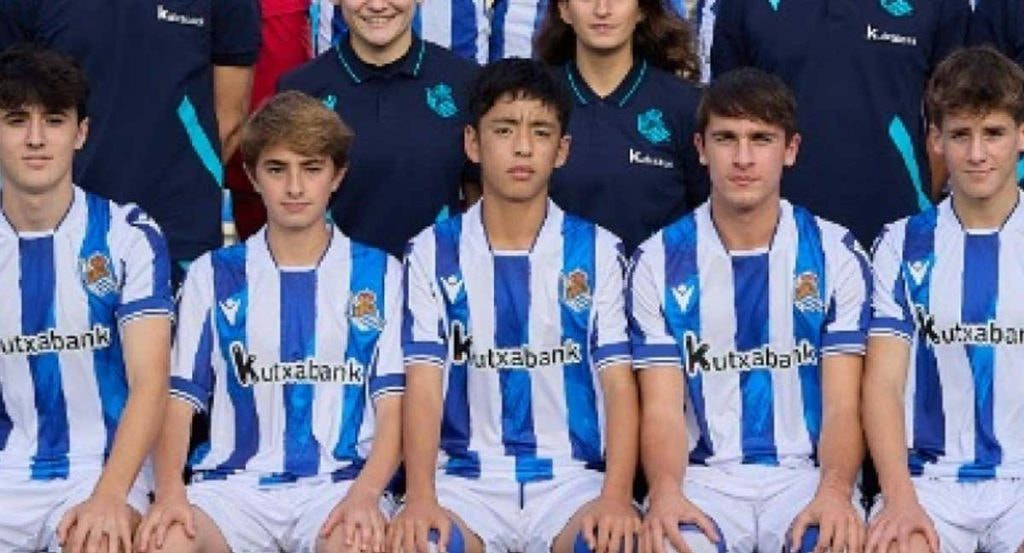 Eiji Kubo, junto a sus compañeros.
