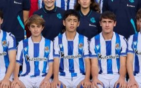 Eiji Kubo, junto a sus compañeros.