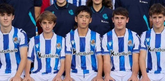 Eiji Kubo, junto a sus compañeros.