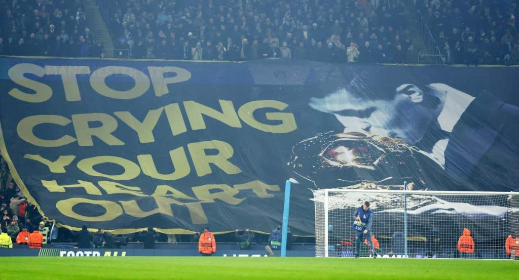 Pancarta de los aficionados del City contra el Real Madrid y Vinicius.