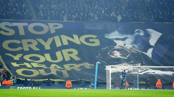 Pancarta de los aficionados del City contra el Real Madrid y Vinicius.