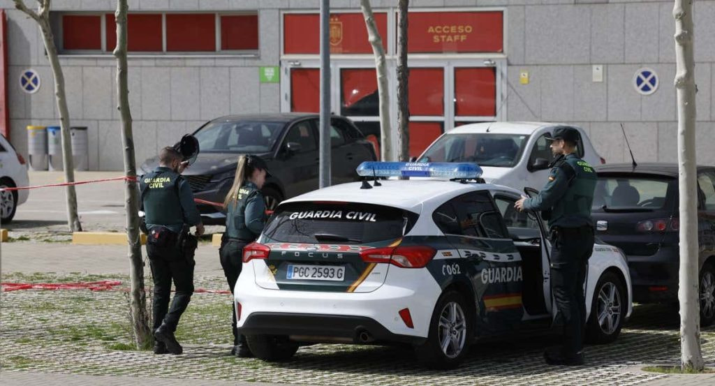 Registro de la Guardia Civil en la Ciudad del Fútbol de Las Rozas, sede de la RFEF.