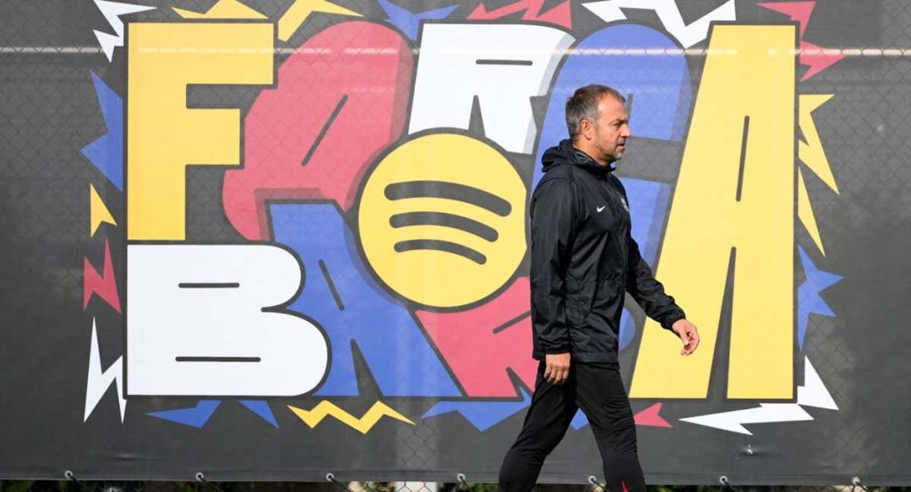 Hansi Flick durante un entrenamiento en la Ciutat Esportiva.
