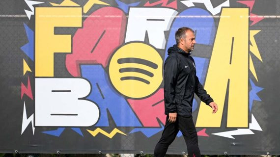 Hansi Flick durante un entrenamiento en la Ciutat Esportiva.