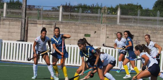 Un partido de hockey hierba.