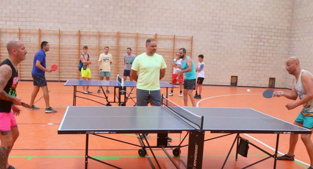 Un partido de tenis de mesa.