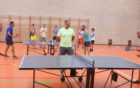 Un partido de tenis de mesa.