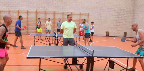 Un partido de tenis de mesa.