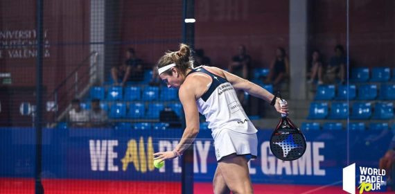 En el pádel el jugador debe botar la pelota antes de sacar.