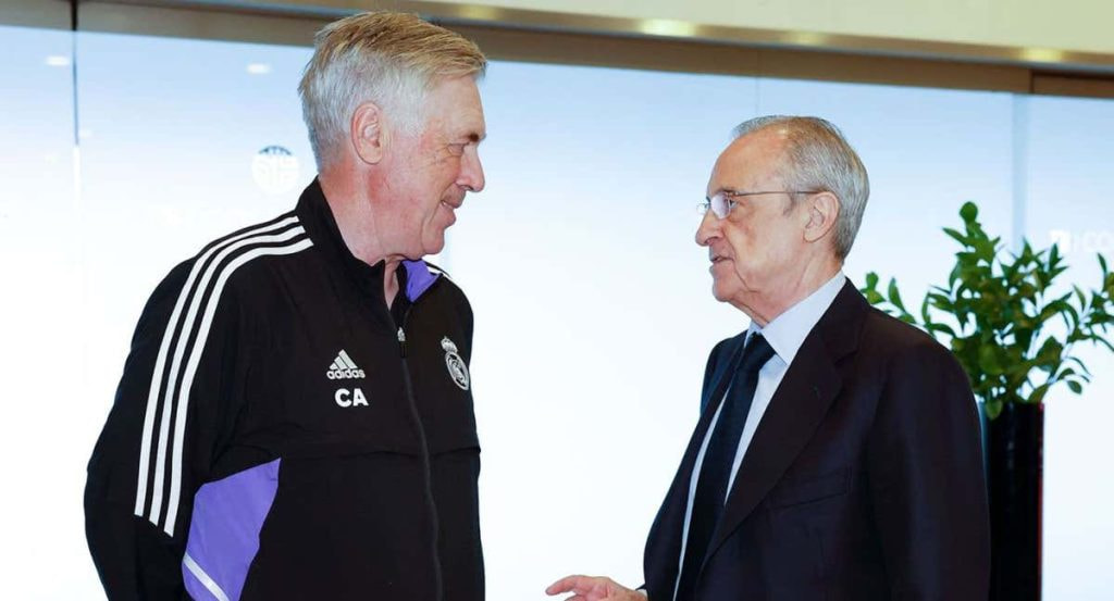 Carlo Ancelotti y Florentino Pérez conversan en una concentración.