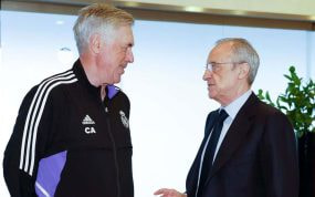 Carlo Ancelotti y Florentino Pérez conversan en una concentración.