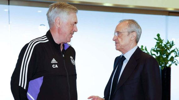 Carlo Ancelotti y Florentino Pérez conversan en una concentración.